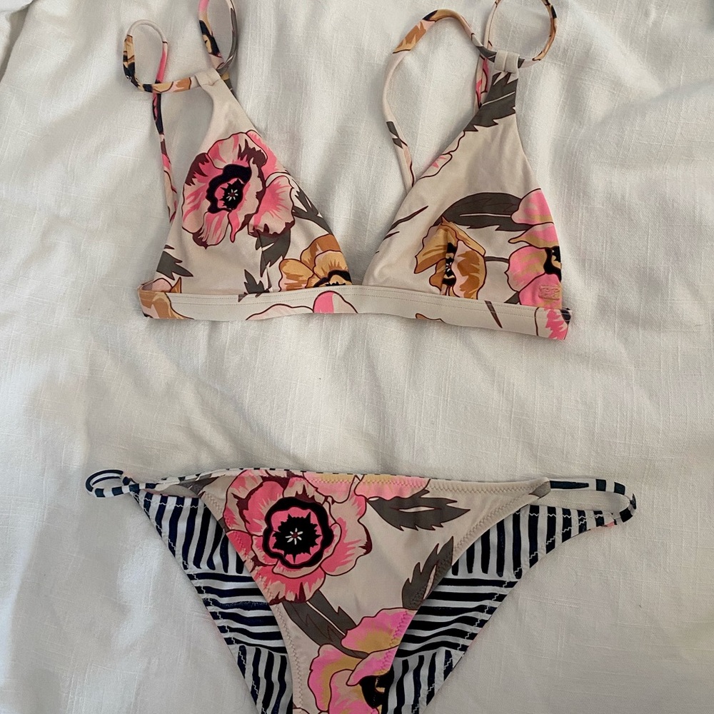 Bilabong Bikini Set with REVERSIBLE Bottom🔥